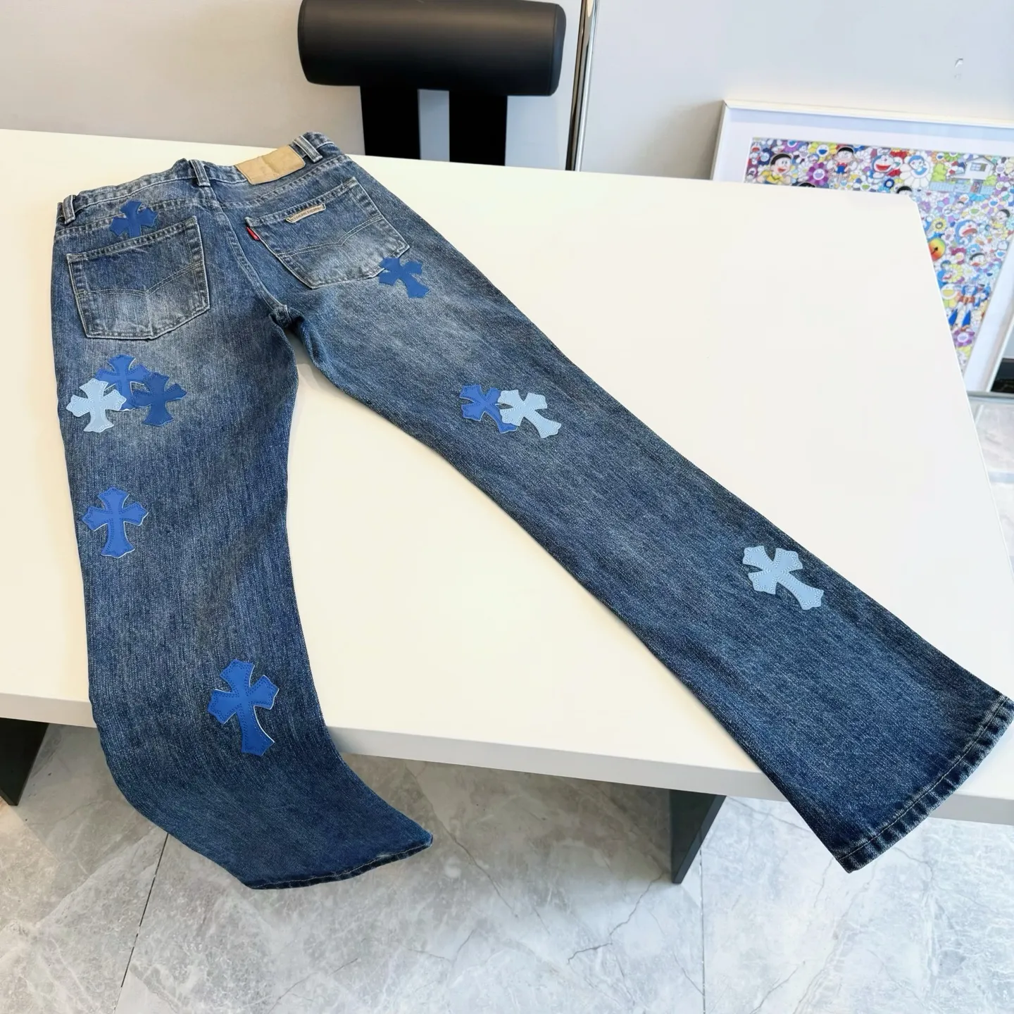 P270 Style number: D423 Chrome hearts CH new bootcut dark blue classic cross-fit leather jeans Size: s-XXL (28 30 32 34 36) Color: washed dark blue Size reference 28 trouser length 100 waist circumference 72 30 trouser length 101 waist circumference 76 32 trouser length 103 waist circumference 80 34 trouser length 104 waist circumference 84 36 pants length 106 waist 88